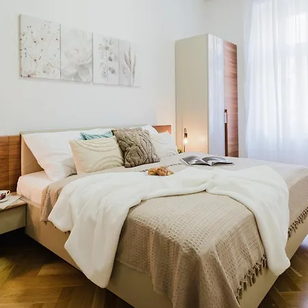 Days - Two-bedroom With Parking Space And 2 Bathrooms In Vinohrady