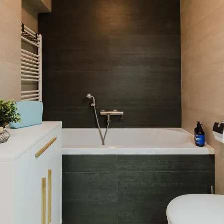 Days - Two-bedroom With Parking Space And 2 Bathrooms In Vinohrady Apartment *