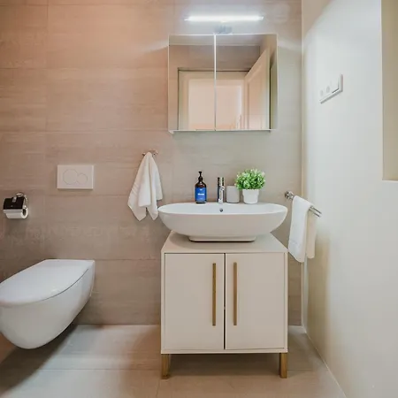 Days - Two-bedroom With Parking Space And 2 Bathrooms In Vinohrady * Praga